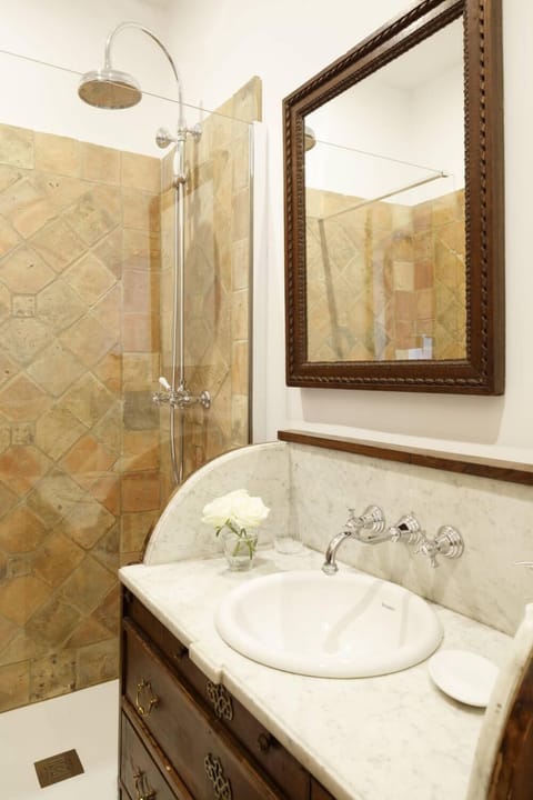 Premium Apartment, 2 Bedrooms, Garden View, Ground Floor (Pavillon Bas) | Bathroom sink