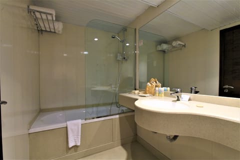 Combined shower/tub, free toiletries, hair dryer, slippers