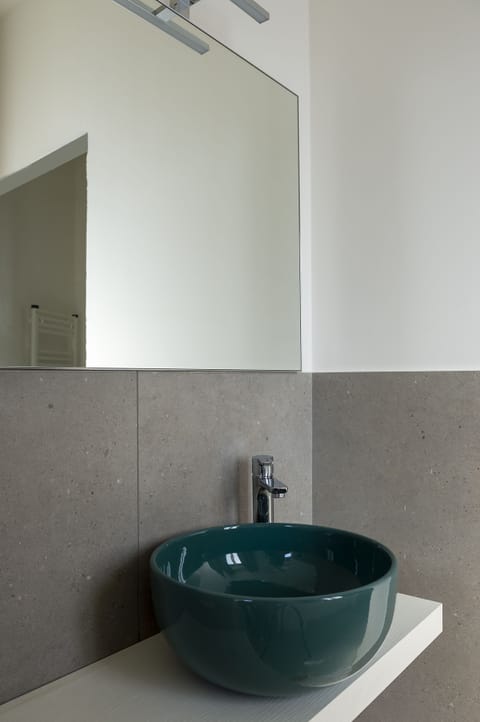 Shower, free toiletries, hair dryer, bidet
