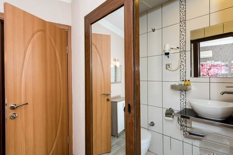 Double or Twin Room | Bathroom | Hair dryer, towels, soap, shampoo