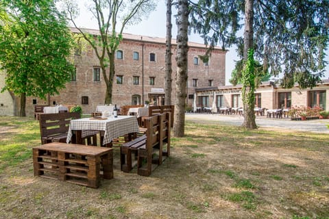 Lunch and dinner served, garden views 