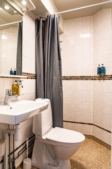 Standard Single Room | Bathroom | Shower, designer toiletries, hair dryer, towels