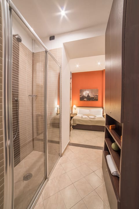 Economy Double Room | Bathroom | Shower, free toiletries, hair dryer, bidet