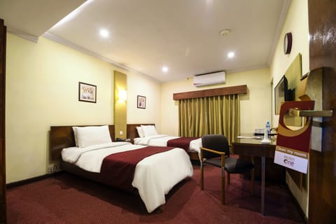 Deluxe Twin Room, 2 Twin Beds, Private Bathroom | Minibar, desk, blackout drapes, soundproofing