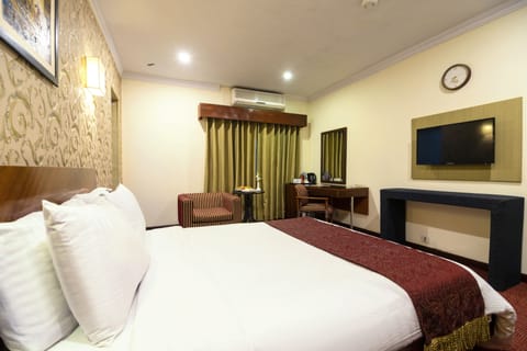 Deluxe Double Room, 1 King Bed, Private Bathroom | Minibar, desk, blackout drapes, soundproofing