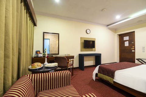 Deluxe Double Room, 1 King Bed, Private Bathroom | Minibar, desk, blackout drapes, soundproofing