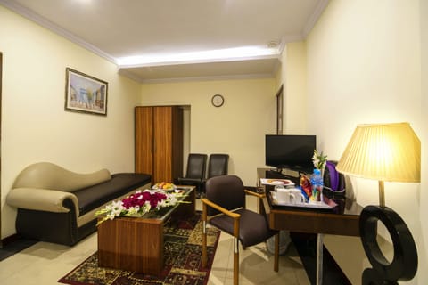 Luxury Suite, 1 King Bed, Private Bathroom | Living area | 40-inch LED TV with cable channels, TV