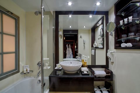 Deluxe Room | Bathroom | Free toiletries, hair dryer, bathrobes, slippers