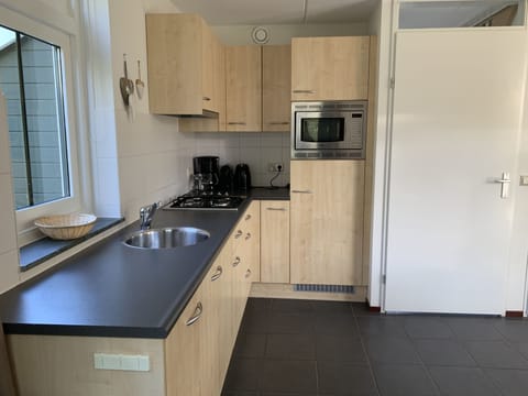 House, 2 Bedrooms, Sauna (Koningshoeve Wellness 4 pers.) | Private kitchen | Fridge, microwave, oven, stovetop