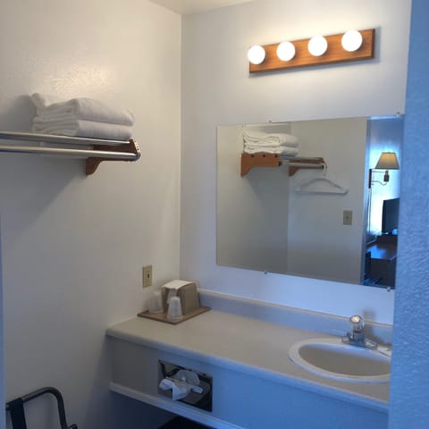 Room, 1 Queen Bed | Bathroom | Combined shower/tub, free toiletries, hair dryer, towels