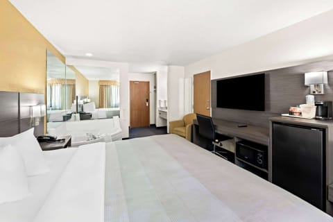 Room, 1 King Bed, Non Smoking, Hot Tub | Premium bedding, desk, blackout drapes, soundproofing