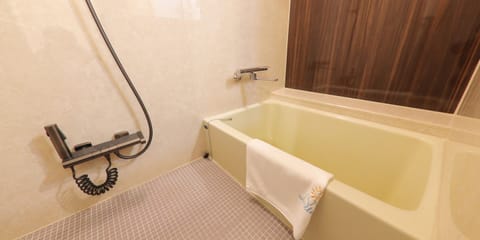 Triple Room | Bathroom | Combined shower/tub, free toiletries, hair dryer, slippers