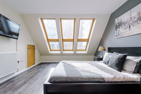 Ensuite Master bedroom with kingsize bed