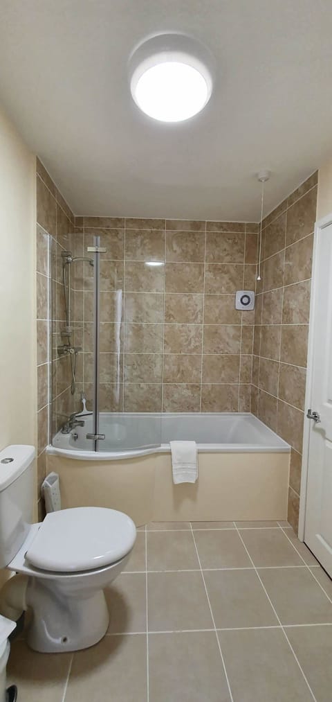 River view-Derw suite (floor 2) | Bathroom | Designer toiletries, towels, soap, shampoo