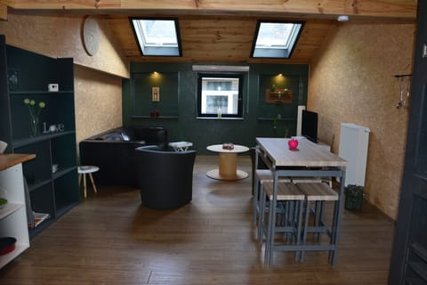 Apartment | Living area | Flat-screen TV