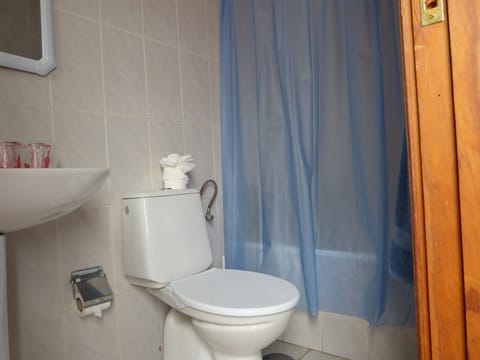 Single Room | Bathroom | Bathtub, free toiletries, towels