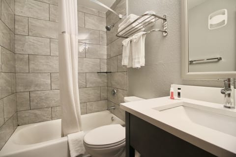 Combined shower/tub, hair dryer, towels