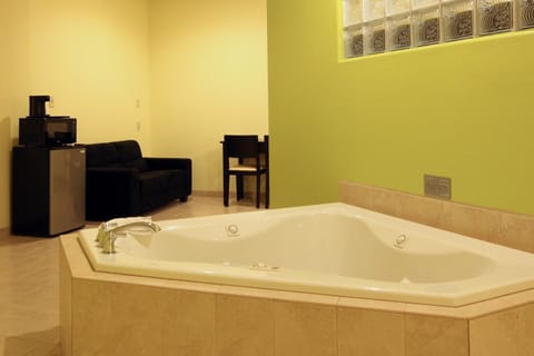 Suite, Non Smoking, Jetted Tub | Jetted tub
