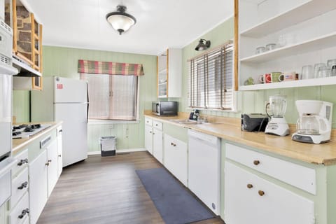 Cabin, Multiple Beds, Patio, Mountain View (100) | Private kitchen | Coffee/tea maker