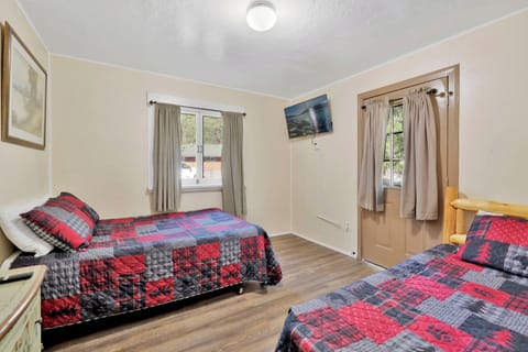 Cabin, Multiple Beds, Patio, Mountain View (100) | 3 bedrooms, individually decorated, individually furnished, bed sheets