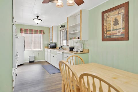 Cabin, Multiple Beds, Patio, Mountain View (100) | Private kitchen | Coffee/tea maker