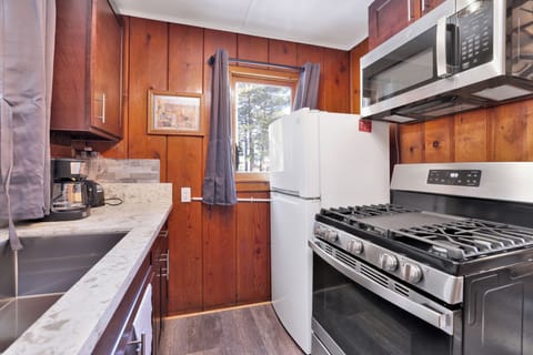Cabin, 1 King Bed, Hot Tub, Mountain View (102) | Private kitchen | Coffee/tea maker