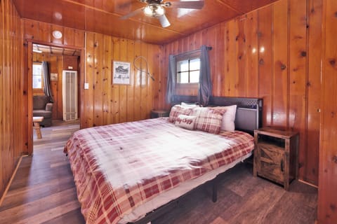 Cabin, 1 King Bed, Hot Tub, Mountain View (102) | 1 bedroom, individually decorated, individually furnished, bed sheets