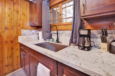 Cabin, 1 King Bed, Hot Tub, Mountain View (102) | Private kitchen | Coffee/tea maker