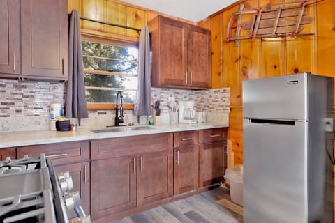 Cabin, 1 King Bed, Hot Tub, Mountain View (105) | Private kitchen | Coffee/tea maker