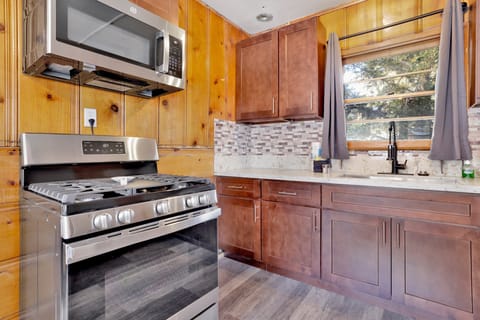 Cabin, 1 King Bed, Hot Tub, Mountain View (105) | Private kitchen | Coffee/tea maker