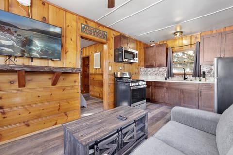 Cabin, 1 King Bed, Hot Tub, Mountain View (105) | Private kitchen | Coffee/tea maker
