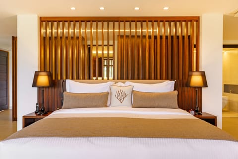 Luxury Suite, Bathtub, Golf View | Egyptian cotton sheets, premium bedding, pillowtop beds, minibar