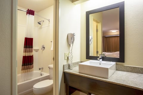 Premium Room, 2 Double Beds (Upgraded Bedding & Snack, Smoke Free) | Bathroom | Combined shower/tub, towels