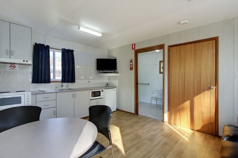 Standard Cabin | Private kitchen | Microwave, stovetop, electric kettle, toaster