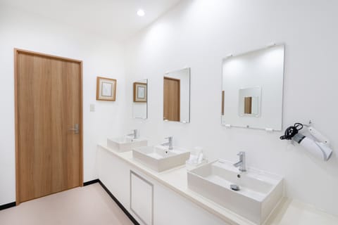 Single Room with Shared Bathroom, Non Smoking | Bathroom | Bathtub, towels