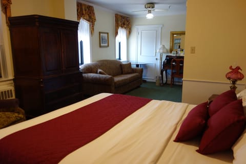 King Parlor | In-room safe, individually decorated, individually furnished, desk