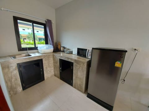 1 Bedroom House | Private kitchen | Full-size fridge, microwave, stovetop, electric kettle