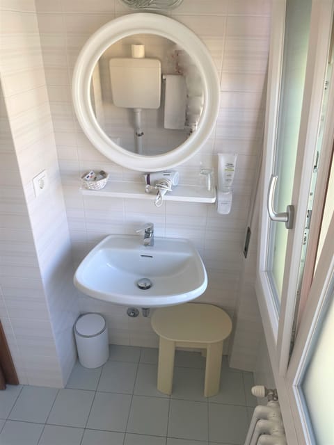 Single Room | Bathroom | Shower, hair dryer, towels