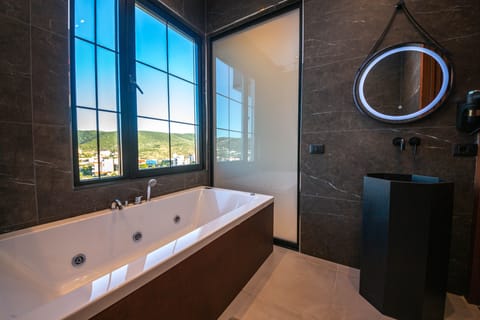 Superior Suite, Hot Tub | Bathroom | Shower, free toiletries, hair dryer, towels