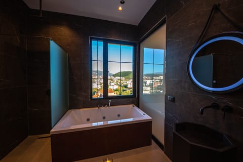 Superior Suite, Hot Tub | Bathroom | Shower, free toiletries, hair dryer, towels