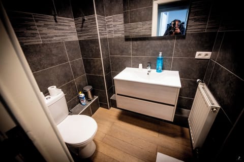 Family Room | Bathroom | Free toiletries, hair dryer, towels, toilet paper