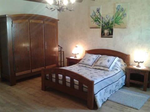 Double Room, Accessible (Iris) | Individually decorated, individually furnished, iron/ironing board
