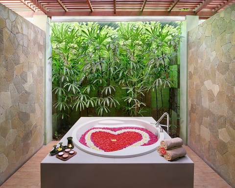 Indoor spa tub