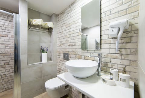 Junior Suite | Bathroom | Shower, free toiletries, hair dryer, towels