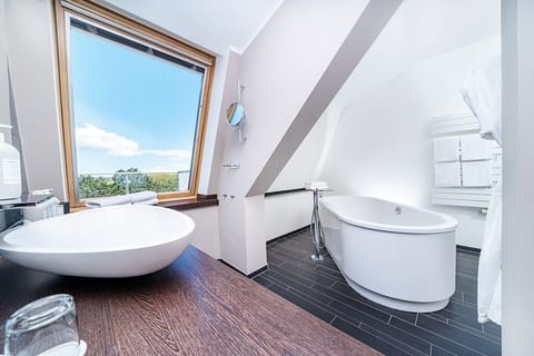 Luxury Studio Suite | Bathroom | Free toiletries, hair dryer, bathrobes, slippers