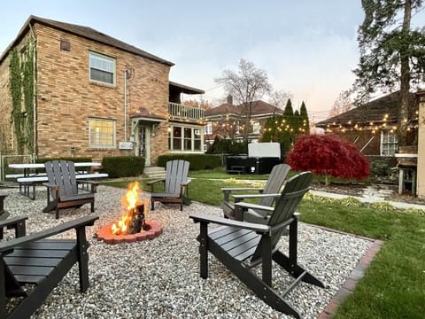 TheBrickHouse Backyard Oasis - enjoy a beautiful evening fire (complimentary firewood provided)!