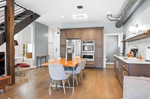 Want an elegant dinner with friends?