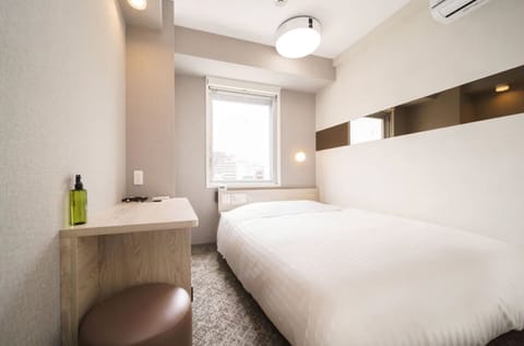 Desk, soundproofing, free WiFi, bed sheets