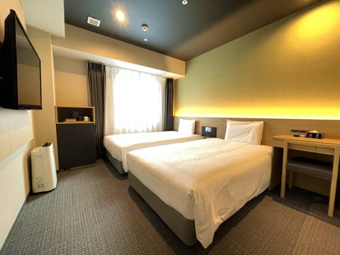 Superior Twin Room | In-room safe, blackout drapes, free WiFi, bed sheets