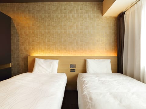 Standard Twin Room | In-room safe, blackout drapes, free WiFi, bed sheets